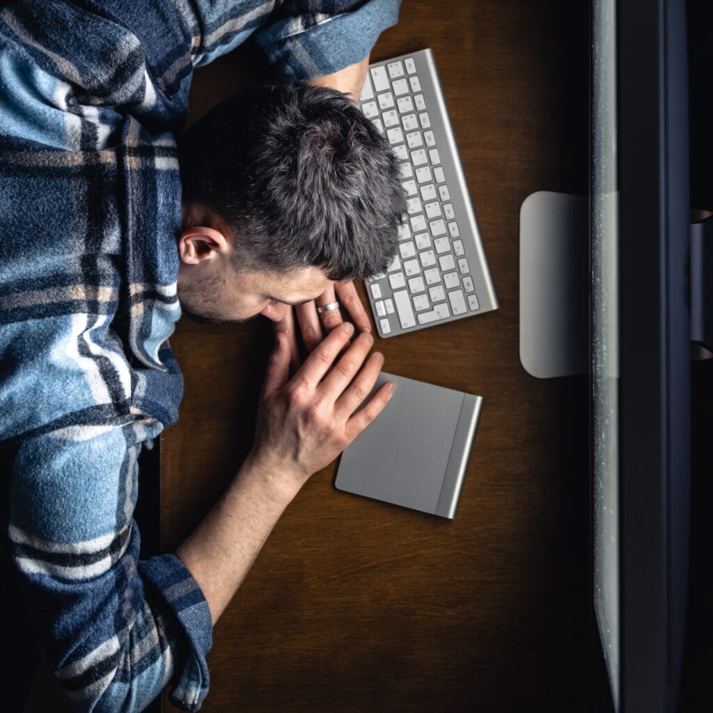 stress man hoofd op toetsenbord